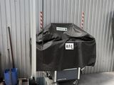 un chariot recouvert d'une housse dans un entrepôt