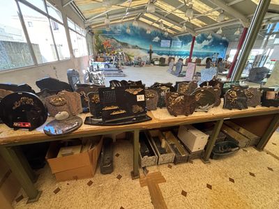 une table sur laquelle sont posés de nombreux objets dans une pièce