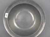 une assiette en argent ancien portant une petite inscription