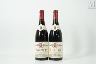 deux bouteilles de vin rouge posées l'une à côté de l'autre sur une table