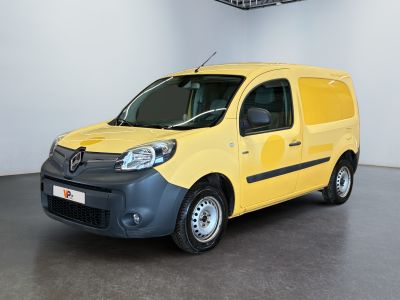 La petite camionnette jaune est garée dans une grande pièce.