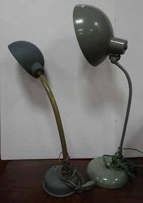 deux lampes posées sur une table en bois
