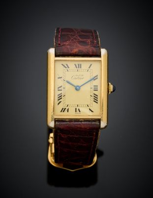 gros plan d'une montre-bracelet en or avec des chiffres romains