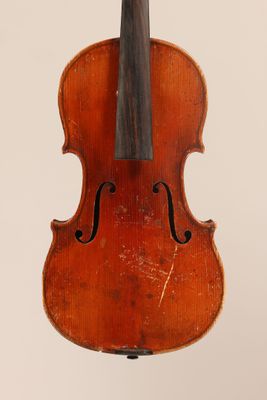 un vieux violon auquel est accroché un archet en bois sur le dos