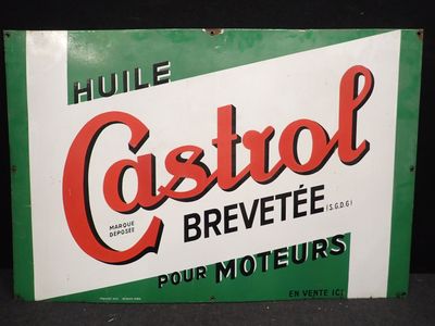Une ancienne enseigne de bière « Castrool » est exposée sur un fond noir