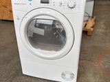 un gros plan d'une machine à laver dans un entrepôt