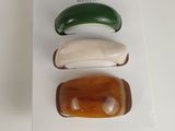 trois barrettes posées sur une surface blanche