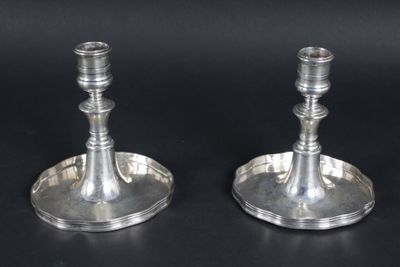 Paire de flambeaux dits ''de toilette'', dans l'esprit des f… - Photo 1