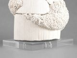 un vase blanc orné d'un animal tricoté