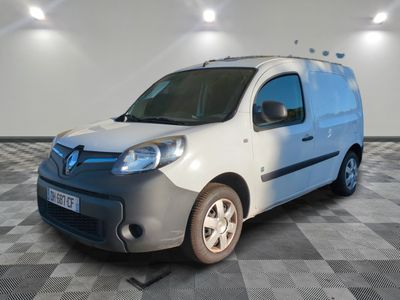 la petite camionnette blanche est garée dans une pièce au sol en damier