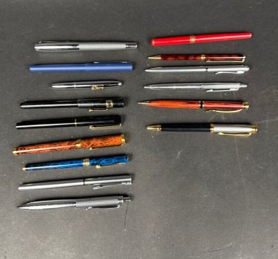 plusieurs types de stylos alignés sur une table