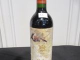 une bouteille de vin posée sur une table