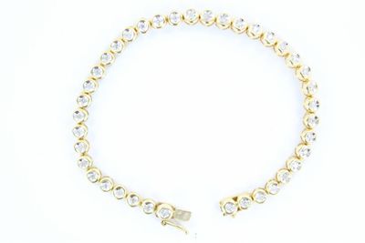 un bracelet en or jaune serti de diamants sur fond blanc