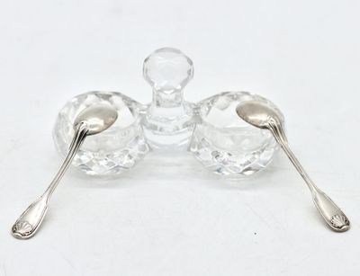 deux cuillères en argent et une cuillère en argent posées sur une surface blanche