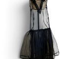 robe noire et blanche sur un mannequin, sur fond blanc