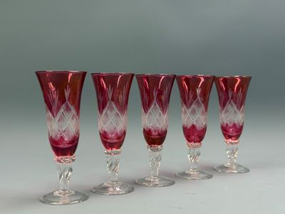quatre verres à vin sont alignés sur une table