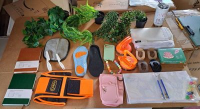 de nombreux objets posés sur une table dans la pièce