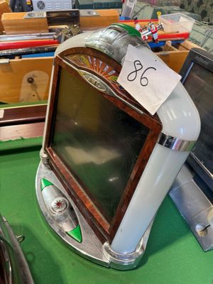 un écran d'ordinateur posé sur un bureau, à côté d'un ordinateur portable