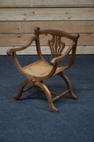 Fauteuil Dagobert en bois à assise cannée.