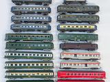 beaucoup de petits trains miniatures alignés les uns à côté des autres