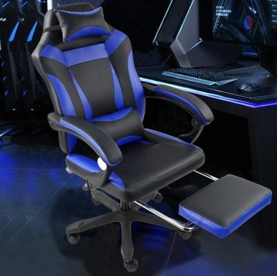 un gros plan d'un fauteuil de gaming muni d'un repose-pieds, devant un écran