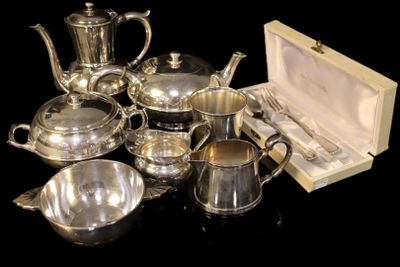service à thé et à café plaqué argent, présenté dans un coffret posé sur un fond noir