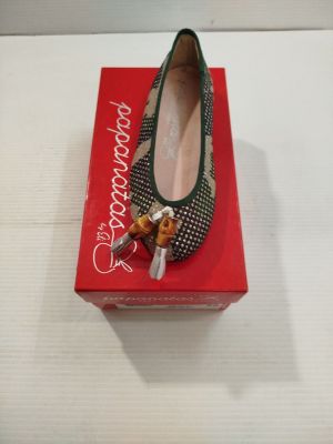 une petite boîte sur laquelle est posée une paire de chaussures