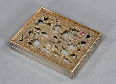 BOUCHERON, POUDRIER en argent, surmonté d'un couvercle en or…