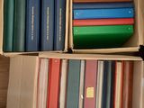 des cartons de livres posés les uns à côté des autres sur une table