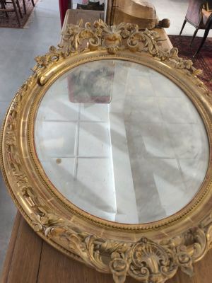 un miroir posé sur une table dans une pièce