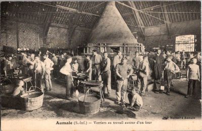 une vieille photo montrant un groupe d'hommes travaillant dans une usine