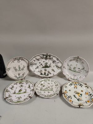 un grand nombre d'assiettes posées sur une table