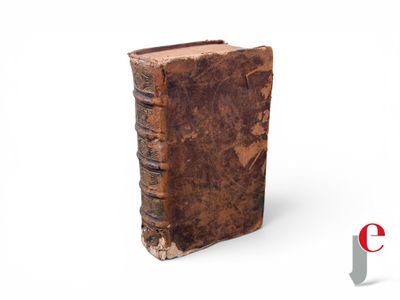 un vieux livre posé sur une surface blanche