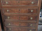 une commode en bois avec un plateau en marbre et des poignées en laiton