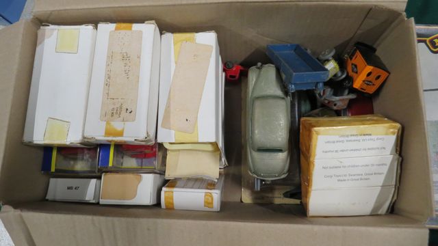 Lot de voitures miniatures anciennes sans marque et certaines sou...