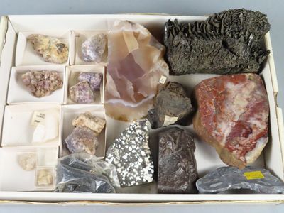 une boîte remplie de cailloux et de pierres posée sur une table