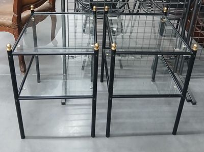 trois tables en verre exposées dans un magasin