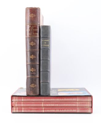 trois livres sont empilés sur une surface blanche