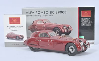 une maquette rouge d'une voiture à côté d'une boîte emballée
