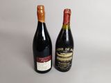 deux bouteilles de vin posées l'une à côté de l'autre sur une table