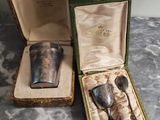 deux cuillères et une cuillère dans une boîte posée sur une table
