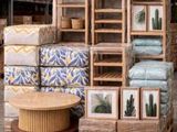 une pile de caisses en bois ornées d'images, dans un entrepôt