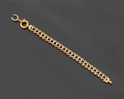 un bracelet en or 18 carats muni d'un fermoir