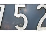 une plaque d'immatriculation noire et blanche sur laquelle figurent des chiffres