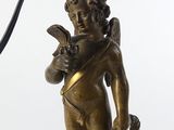 une image représentant une statue en bronze de Cupidon tenant un oiseau