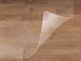 une feuille de plastique transparente posée sur un parquet