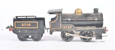 un petit train posé sur une surface blanche
