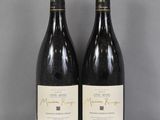 deux bouteilles de vin posées sur une table l'une à côté de l'autre