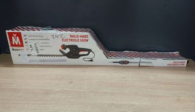 une boîte contenant une scie à fil posée sur une table