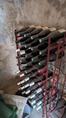 de nombreuses bouteilles de vin posées sur un casier dans une pièce